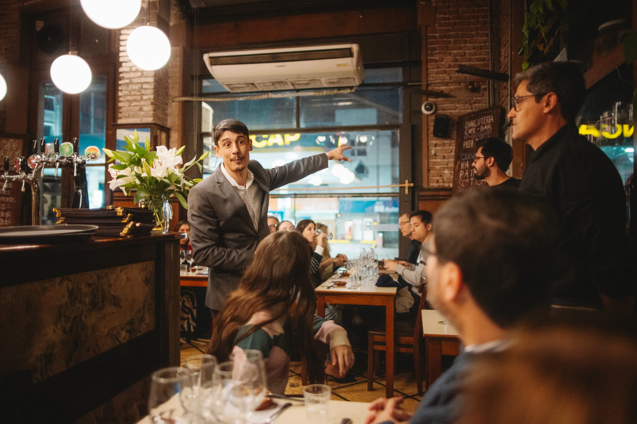 Copa de vino tinto con maridaje gourmet